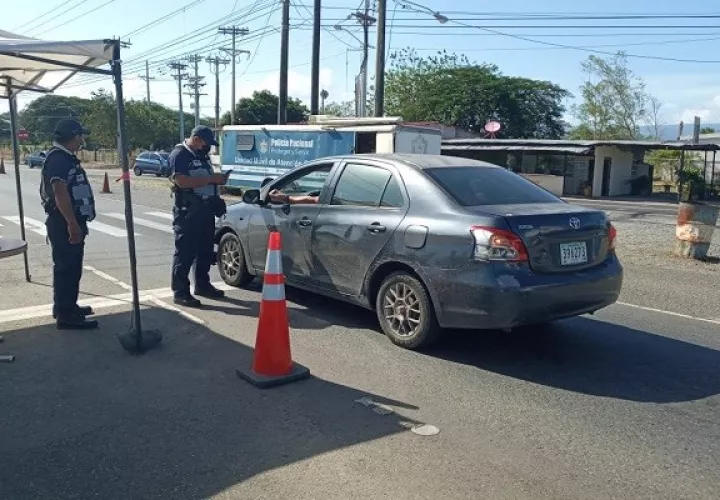 Unos 14 vehículos fueron devueltos y 40 personas que no justificaron su salida.