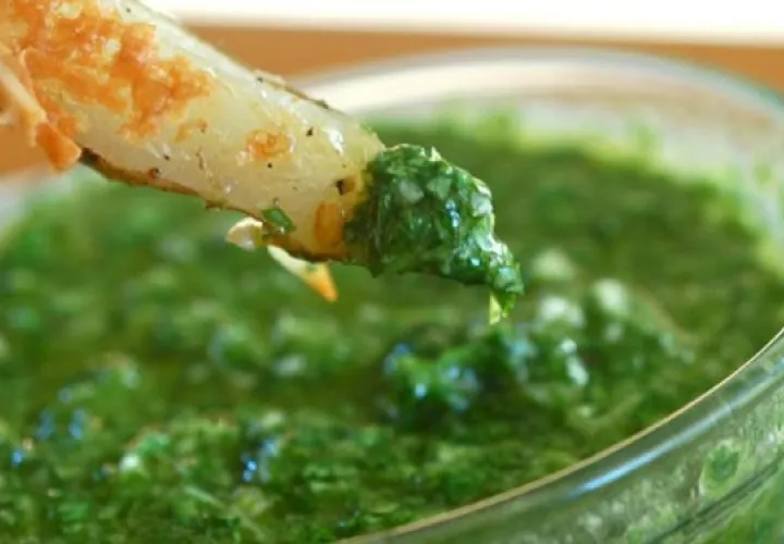 El chimichurri contiene cebolla, perejil, culantro y otras especias más. Foto: Ilustrativa / Pixabay