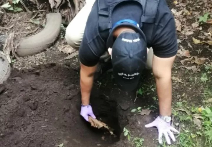 Una vez fue encontrada el arma, que se encontraba enterrada en el patio de la residencia, se procedió con el levantamiento de la evidencia.