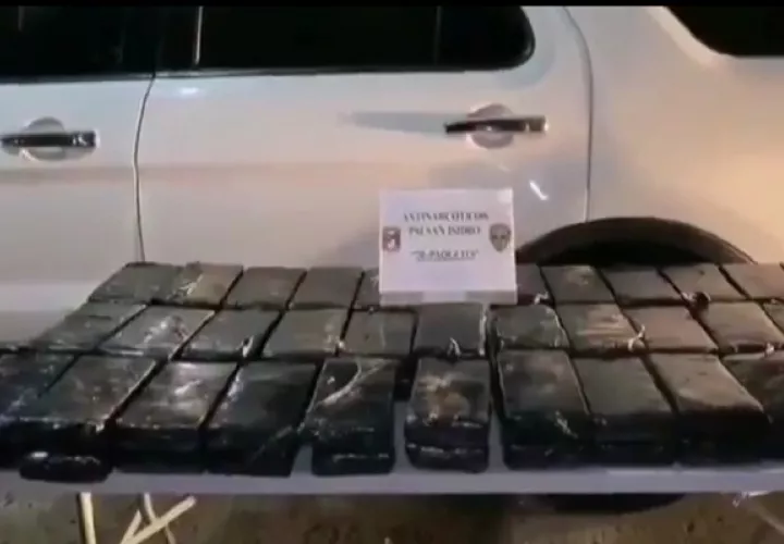 Los dos implicados se hacían pasar por funcionarios del Ministerio de Salud, y en el techo del auto tenían oculto 70 paquetes rectangulares de presunta droga.