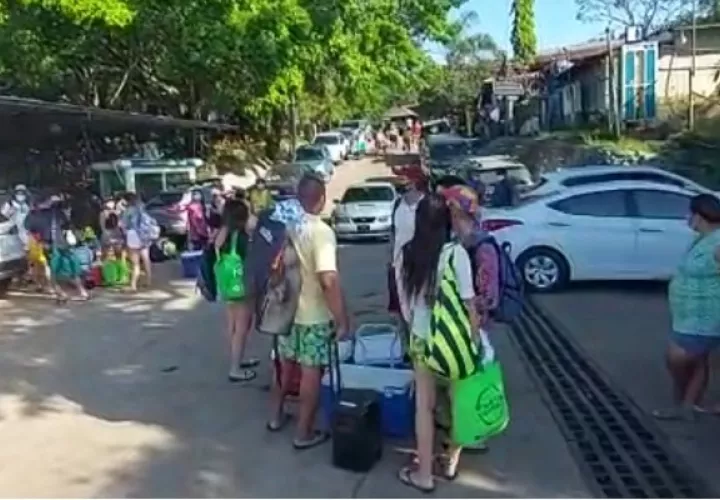 En el sector de Boca Chica algunas lanchas trasladaban a los bañistas a playas cercanas para disfrutar de este domingo.