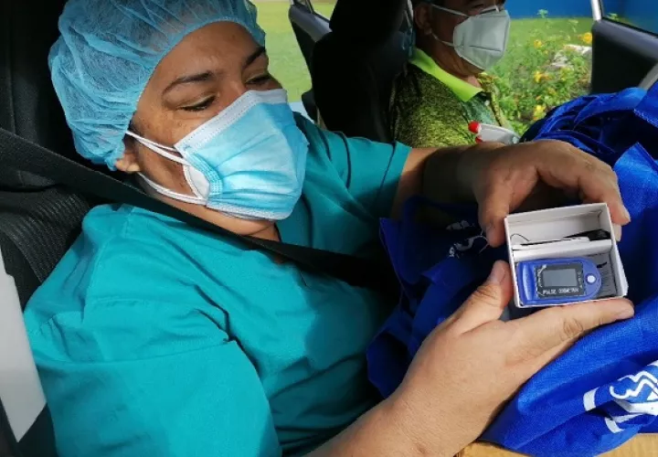 Los componentes de trazabilidad se basan en las visitas domiciliarias, entrega de medicamentos, bolsas de comidas y kits con oxímetros. 