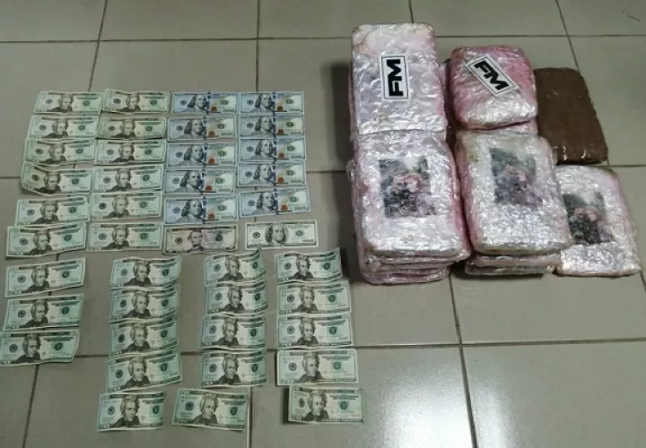 Droga, presuntamente marihuana, y alrededor de 1,700 dólares en efectivo fue lo que le encontraron a la técnica de enfermería en su automóvil. 