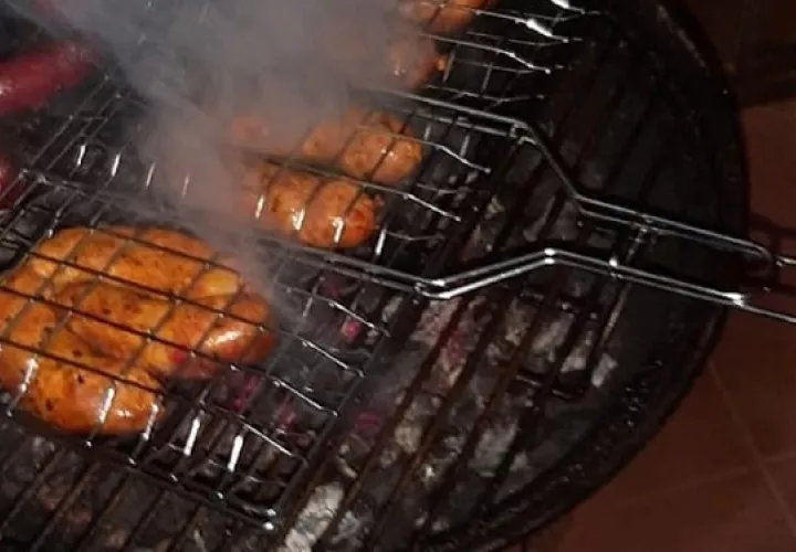 El chorizo de puerco es un bocado tradicional en Panamá, pero, cada pueblo tiene una manera distinta de preparar este embutido. Foto: Instagram / @tamaleschorizos