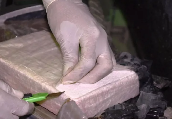 Los colombianos, quienes cargaban mochilas con 12 paquetes de droga, fueron sorprendidos por una patrulla del Servicio Nacional de Fronteras (Senafront).