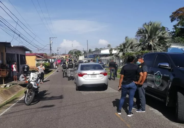 El joven de 21 años quedó tendido en el pavimento de los impactos de bala, ante la mirada de los lugareños. 