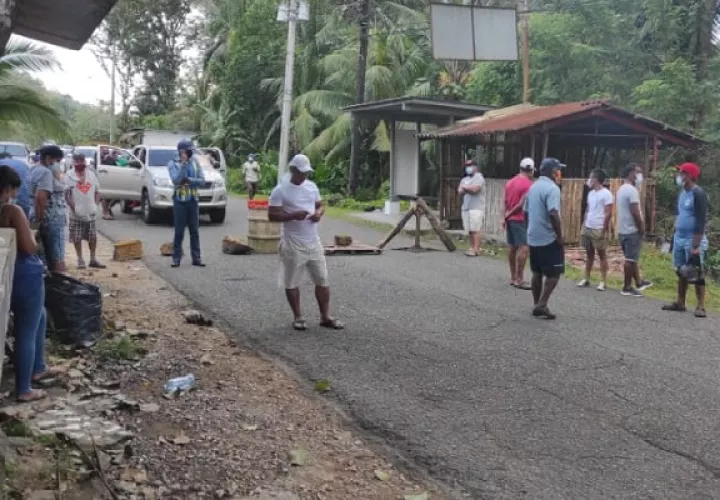 Los manifestantes solicitan a las autoridades municipales de Portobelo, una respuesta para que se les otorgue la oportunidad para ubicar sus negocios también en el área de playas. Foto: Diomedes Sánchez