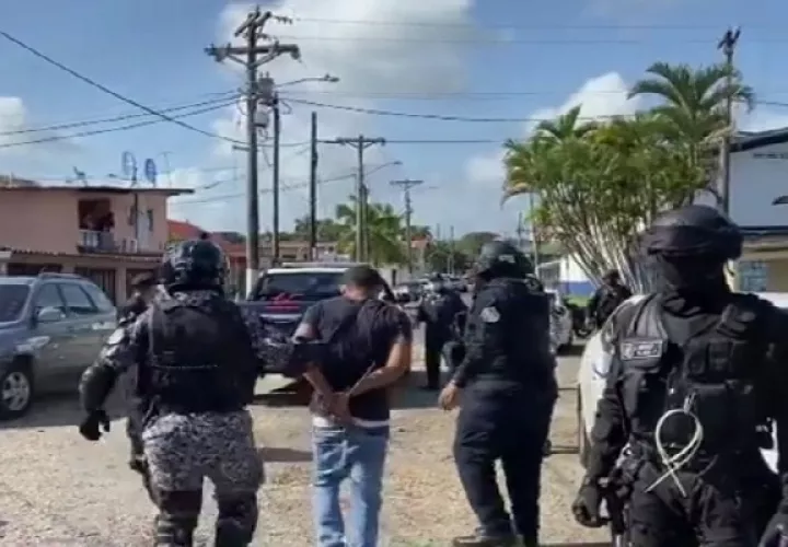 Entre los detenidos la Policía Nacional incautó un arma de fuego.