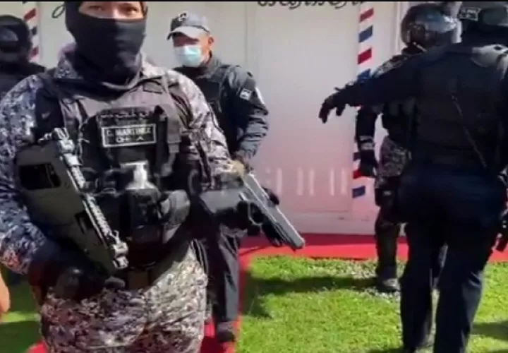 Entre los detenidos la Policía Nacional incautó un arma de fuego.
