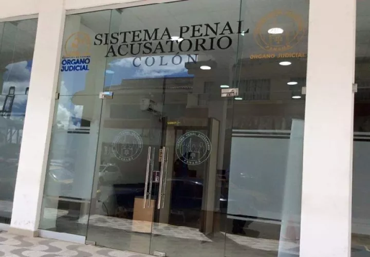 Al presunto implicado identificado con las siglas P.A., se le  imputaron cargos por homicidio, durante la audiencia de control realizada este domingo en el Sistema Penal Acusatorio de Colón.