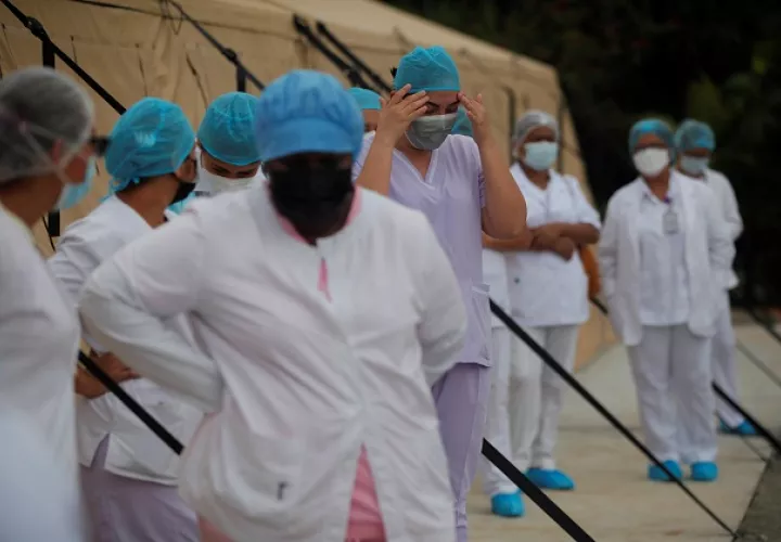 Los profesionales de la salud en Panamá no bajan la guardia en la lucha contra el coronavirus. Foto: EFE