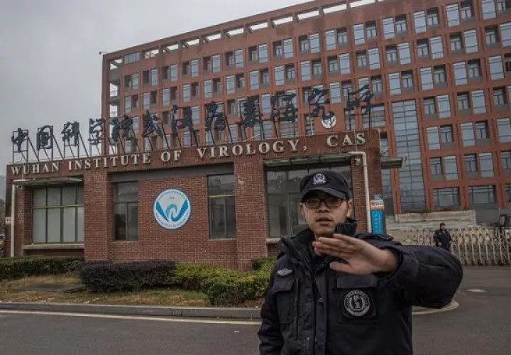 Un agente de seguridad impide tomar imágenes en el exterior del Instituto de Virología de Wuhan, China.