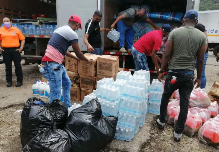 La ayuda a las familias incluyen colchonos y artículos de aseo personal. Foto: Diómedes Sánchez S.