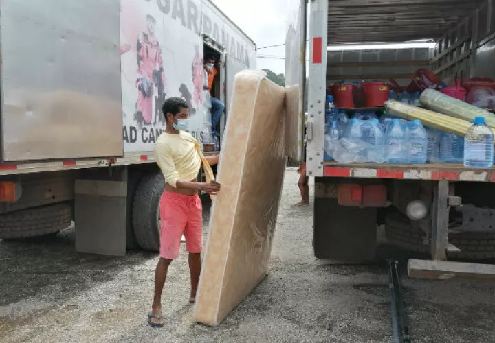 La ayuda a las familias incluyen colchonos y artículos de aseo personal. Foto: Diómedes Sánchez S.