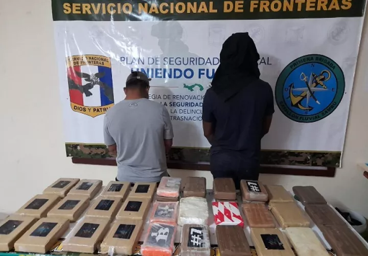 Las presuntas sustancias ilícitas fueron ubicadas en tres hieleras de color blanco, las cuales estaban dentro de una embarcación de 22 pies.