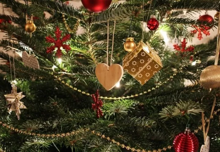 Limpie el polvo de cada adorno del árbol. Foto: Ilustrativa / Pixabay