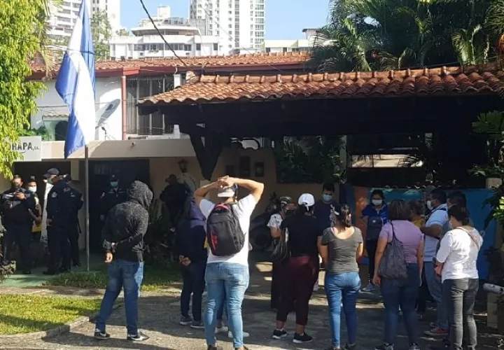 Un grupo de 40 manifestantes protestó ayer frente al Consulado de Nicaragua, pero fue dispersado por la Policía Nacional. Foto de Internet
