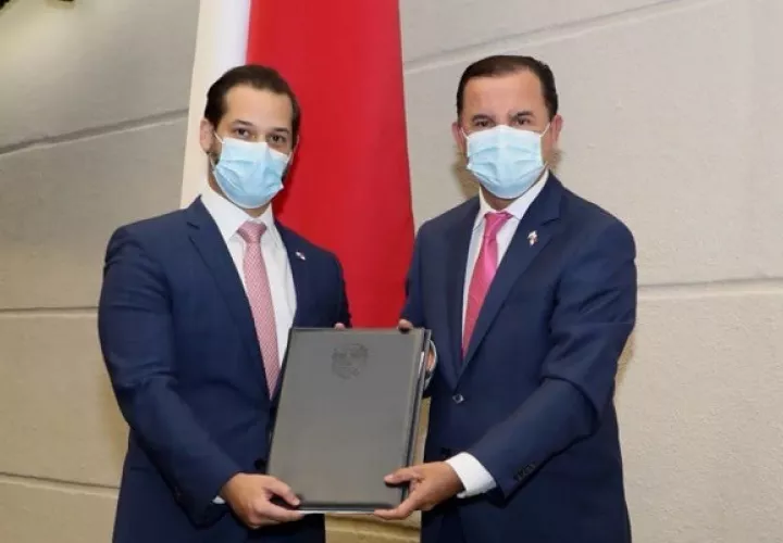 El ministro Ramón Martínez (izq.) le entregó el proyecto de ley al vicepresidente de la Asamblea Nacional, Tito Rodríguez.  Foto/Cortesía