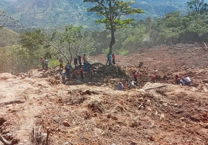 Personal del Sinaproc fue trasladado desde David hasta la comarca Ngäbe-Buglé. Foto: Mayra Madrid