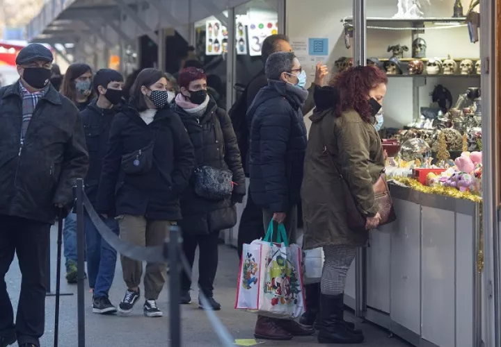 Varias personas recorren hoy la Feria de Reyes en la Gran Vía de Barcelona, en España. Foto: EFE