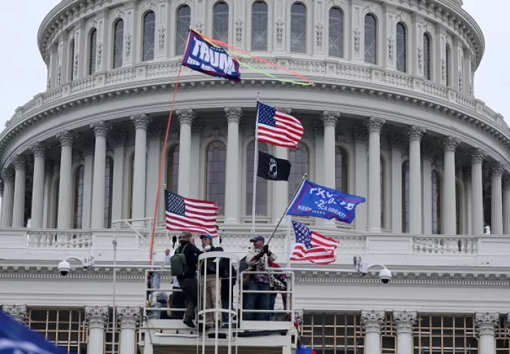 Los seguidores del presidente Donald Trump irrumpieron en el pleno de la Cámara Baja estadounidense. Foto: EFE