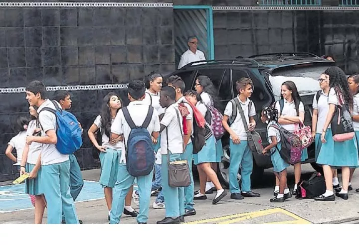 Algunos colegios están cobrando laboratorio de lenguas, dijo Lombardo.