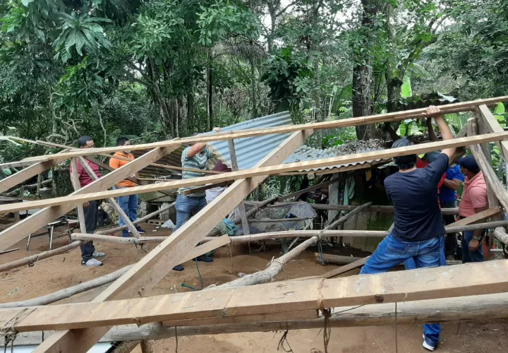 La vivienda de Isidra García fue afectada por las fuertes lluvias que cayeron el pasado  mes de noviembre en Veraguas. Foto: Melquiades Vásquez