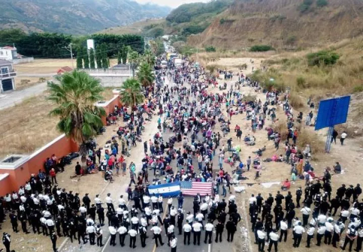Policía guatemalteca dispersa caravana migrante.