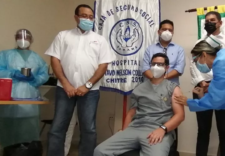 Los primeros vacunados en Herrera fueron dos médicos, una enfermera y un camillero, quienes laboran en la sala de Cuidados Intensivos del hospital Gustavo Nelson Collado. 