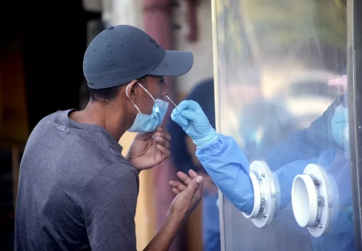 Personal de salud aplicó 13.584 pruebas nuevas de contagio en las últimas 24 horas. Foto: Víctor Arosemena
