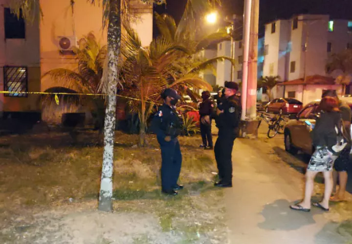 La Policía Nacional mantiene acordonado todo el perímetro donde fue asesinado el hombre. Foto: Diómedes Sánchez S.