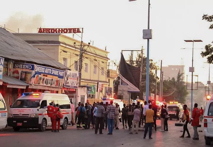 Al menos cinco muertos en un atentando de Al Shabab en un hotel de Mogadiscio. Foto:EFE