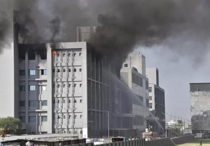 Los incendios, derrumbes y otros accidentes similares son frecuentes en la India. EFE