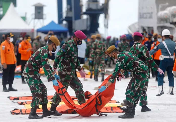 Equipos de rescate de Indonesia siguen recuperando los cuerpos que estaban en el avión. Foto: EFE