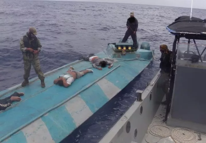 Unidades del Senan detienen una LPV al sur de la isla de Coiba y detiene a tres tripulantes.  Cortesía: Senan