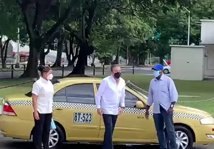 El presidente Laurentino Cortizo llegó en un taxi al Centro de Capacitación Ascanio Arosemena. 