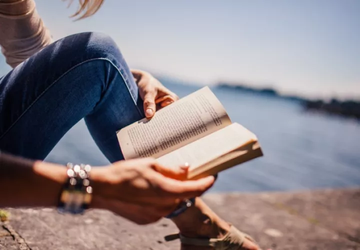 Nunca está de más leer un libro de autoayuda, podría ser de ayuda y cambiar tu perspectiva de la vida. ILUSTRATIVA / PIXABAY