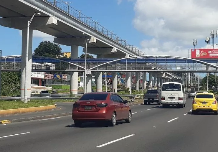 Los vehículos registrados en el área metropolitana sobrepasan los 900 mil. Archivo