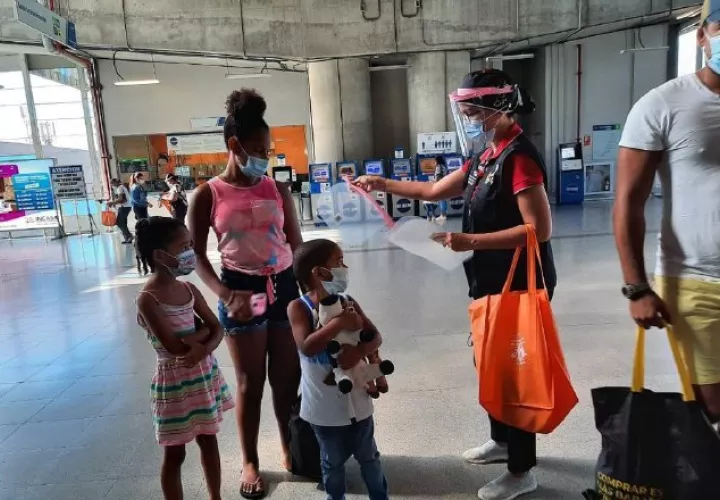 Se intensifica la campaña en el transporte público para que las personas usen mascarillas y caretas. Foto de cortesía
