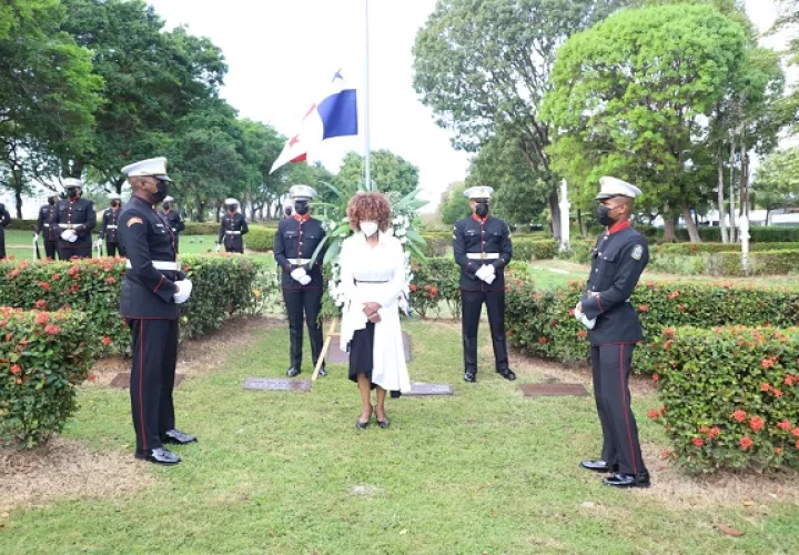 La viceministra  de Gobierno, Juana López, encabezó los actos en el Jardín de Paz. 