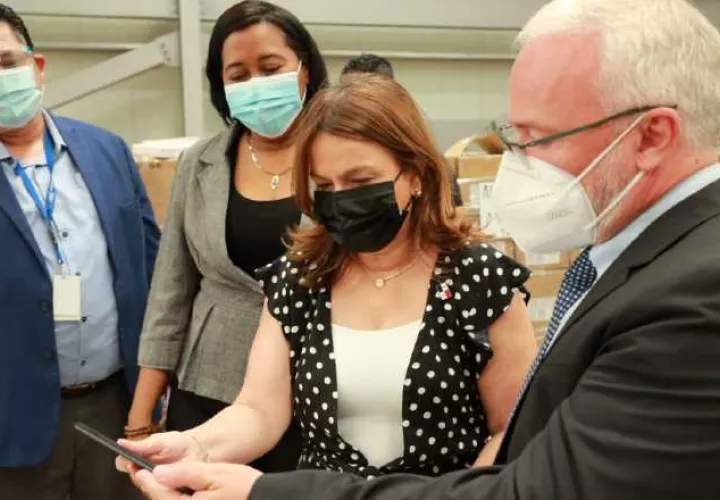 La ministra de Educación, Maruja Gorday, observa una de las 25 mil tabletas entregadas ayer por el proveedor. Cortesía 