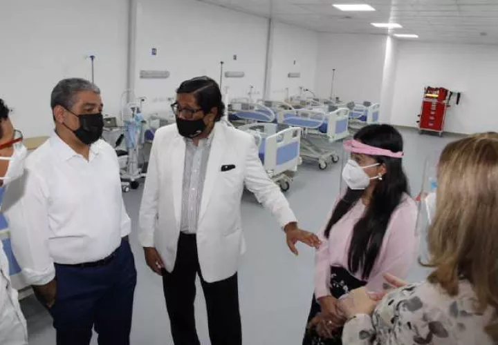 El ministro de Salud, Luis Francisco Sucre, realizó un nuevo recorrido por el hospital temporal del Itse, en Tocumen. Foto de cortesía