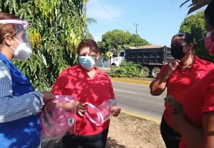 Para fortalecer las medidas de bioseguridad y evitar la propagación por la covid-19, el departamento de Promoción de la Salud de la región de Herrera entregó pantallas faciales a familiares de privados de libertad en la cárcel pública de Chitré.
