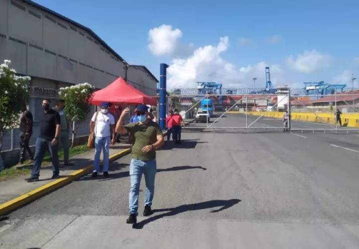 Los manifestantes señalan que tomaron la determinación de hacer una huelga de hambre la tarde del lunes, porque la empresa no les ha pagado las liquidaciones y prestaciones laborales, que por ley les corresponde.