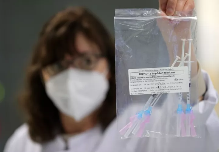 La farmacéutica Moderna está desarrollando una variante de su vacuna sólo para la cepa sudafricana. Foto: EFE