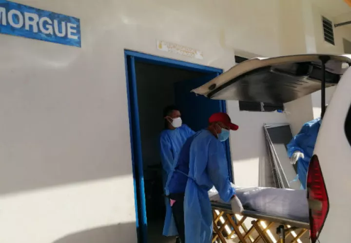Con la pandemia, el número de defunciones aumentó saturando la morgue. Foto: Eric A. Montenegro.