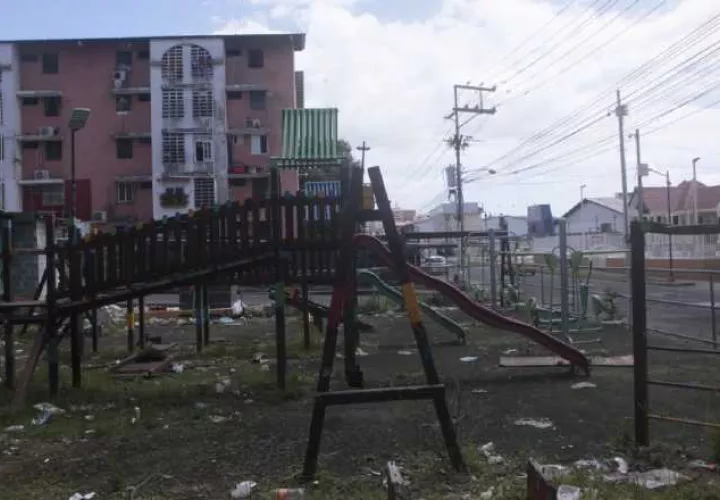 El plan, destinado a que los residentes de estos barrios trabajaran en la rehabilitación de los edificios, comenzó en El Chorrillo. Víctor Arosemena