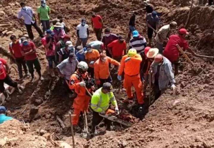 Con equipos especializado en detección de metales, personal de Sinaproc encontraron bajo tierra un trozo de metal que podría ser parte de las hojas de zinc de la vivienda que se encuentra sepultada.