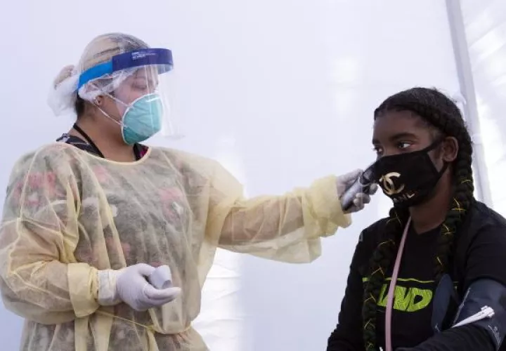  Por ahora los estudios epidemiológicos apuntan a que los niños desarrollan en general formas menos graves y a veces asintomáticas de covid-19 si lo contraen. Foto: EFE