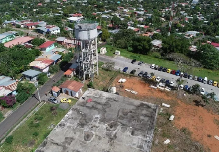 Parte de estos trabajos implica el mantenimiento del tanque de reserva de 600 mil galones de agua en el sector conocido como "Lucas Bárcenas", ubicado en el corregimiento de Burunga. Foto: Eric Montenegro